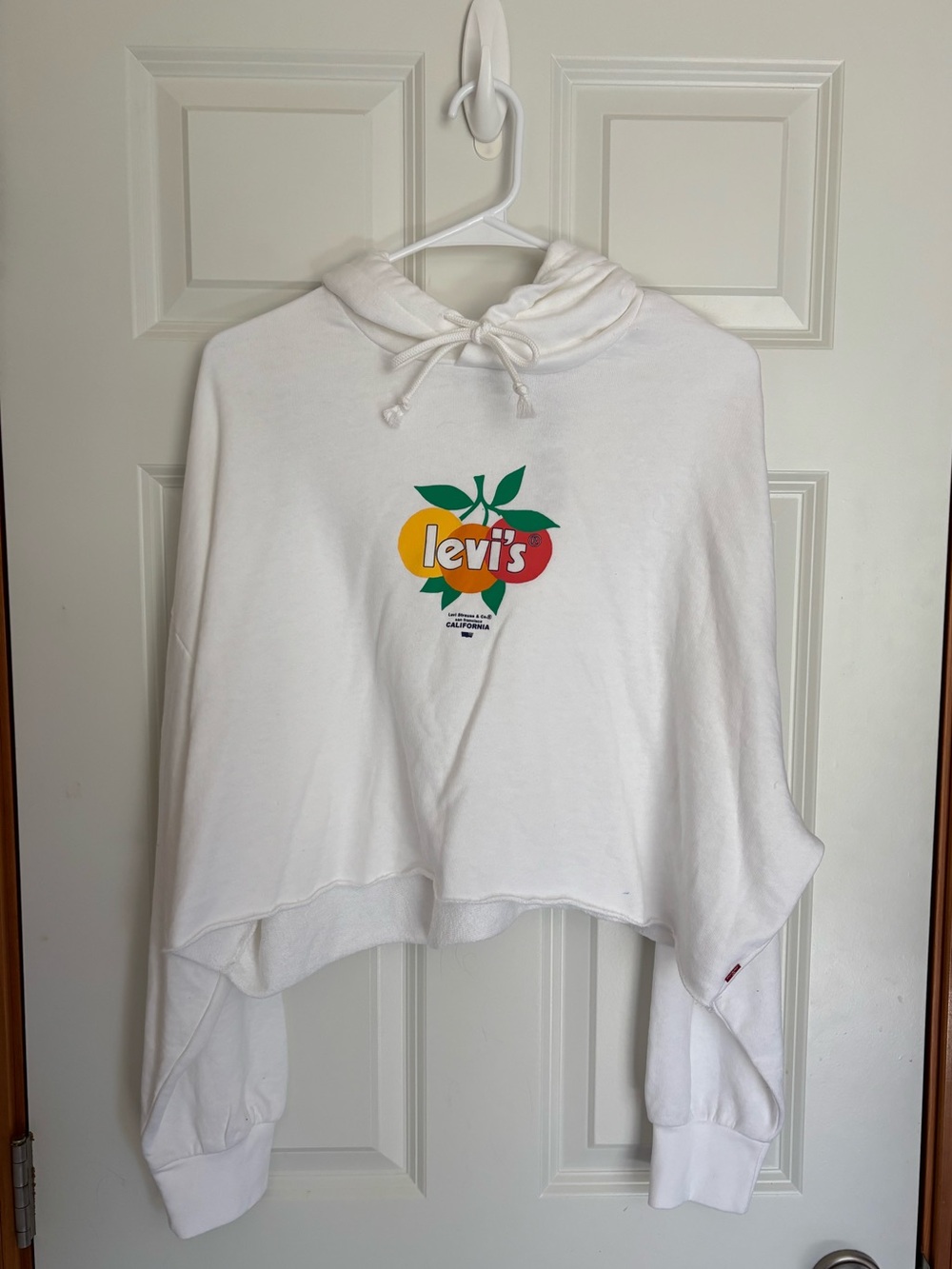 Levi’s Orange fruit White cropped hoodie NWT *